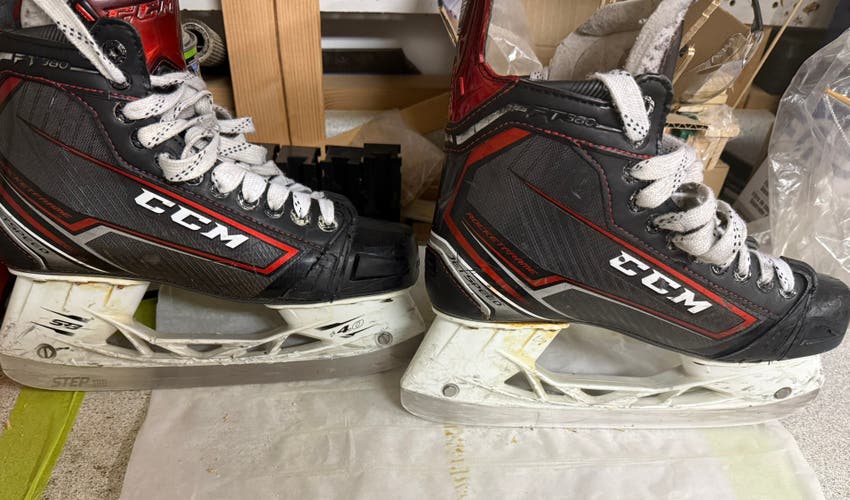 2017 CCM JetSpeed FT380 Hockey Skates Regular Width 9 (Used)
