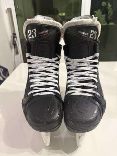 Carter Verhaeghe - Bauer Vapor Hyperlite 2 Hockey Skates Pro Stock 9 - Florida Panthers (Game Used)