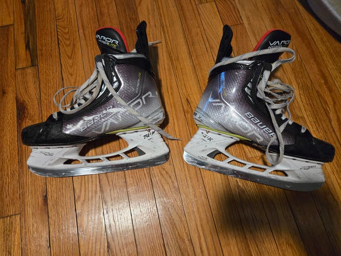 2023 Bauer Vapor Hyperlite Hockey Skates Wide Width 9.5 (Used)