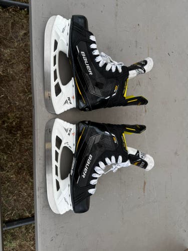 2022 Bauer Supreme M4 Hockey Skates Regular Width Size 4 (Used)