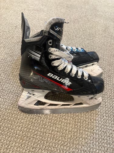 2022 Bauer Vapor X3 Hockey Skates Regular Width Size 4.5 (Used)