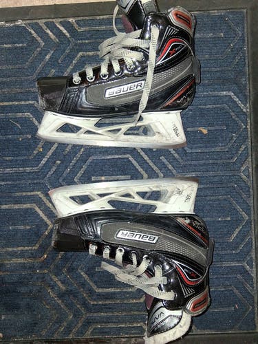 Bauer Vapor X700 Hockey Goalie Skates Size 2.5 (Used)