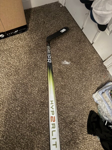 Intermediate Bauer Vapor Hyperlite 2 Right Handed Hockey Stick P90TM 65 Flex (New)