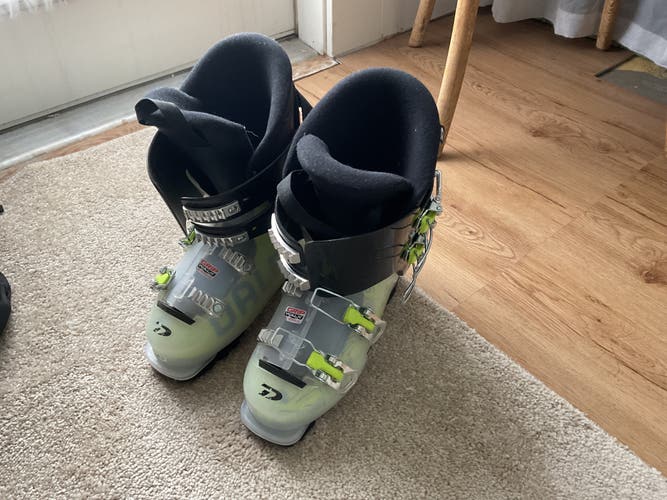 Mondo 24 & 24.5 Unisex Dalbello Menace 4 Ski Boots (Used)