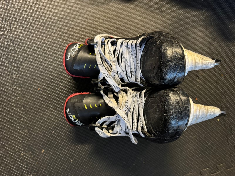 2021 Bauer Vapor Hyperlite Hockey Skates Extra Wide Width Size 5.5 (Used)