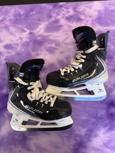 Junior Bauer Vapor Flylite Hockey Skates Extra Wide Width Size 2 (Used)