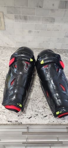 Intermediate Bauer Vapor 3X 14" Shin Pads (Used) like new