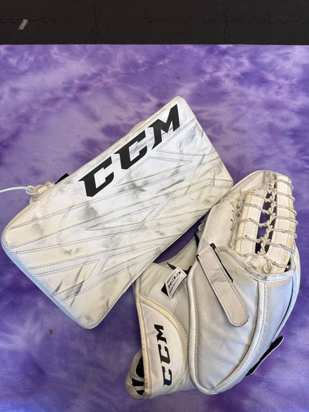 White Junior CCM Extreme Flex E4.5 Goalie Gloves & Blockers Full right (Used)