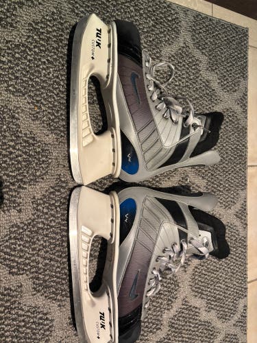 Nike Quest V4 Hockey Skates Regular Width 8.5 (Used)