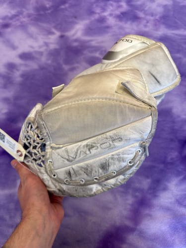 White Junior Bauer Vapor X700 Goalie Glove Regular (Used)