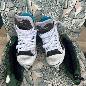 2016 Bauer Reactor 9000 Hockey Goalie Skates Regular Width Size 4 (Used)