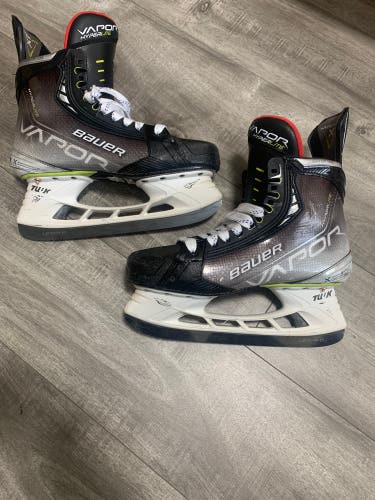 LIKE NEW Bauer Vapor Hyperlite Hockey Skates 9.5 (Used)