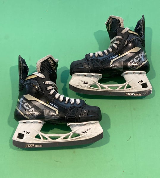 Intermediate CCM Tacks AS-570 Hockey Skates Regular Width Size 5.5 (Used)