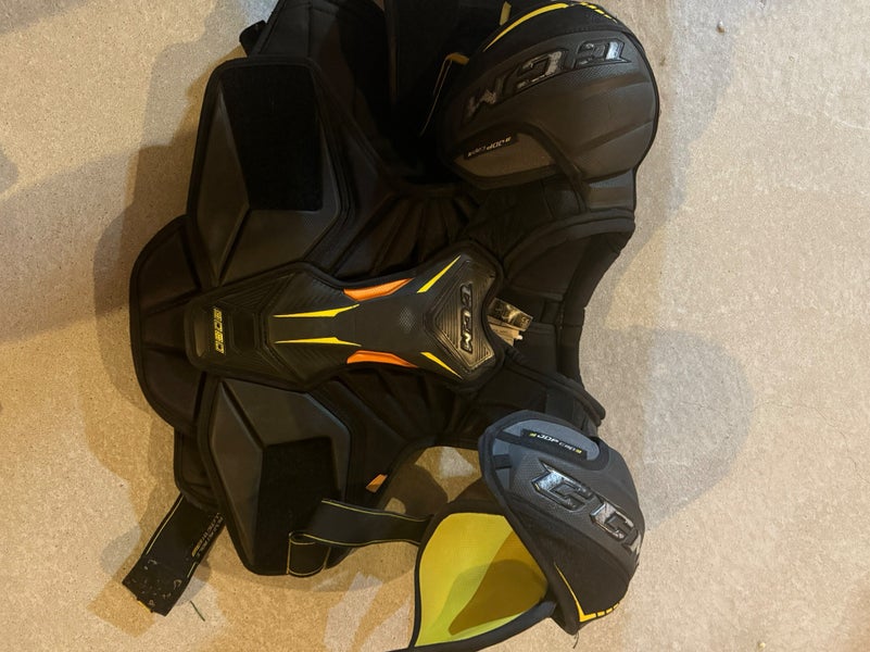 Men's Medium Senior CCM Tacks 9080 Shoulder Pads (Used)