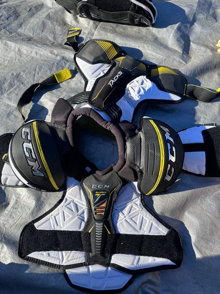 Men's Medium Senior CCM SuperTacks Shoulder Pads (Used)