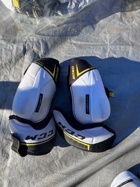 Senior Medium CCM Tacks 9060 Elbow Pads (Used)