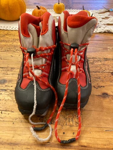 Size 2.0 Rossignol X1 JR Cross Country Ski Boots (Used)