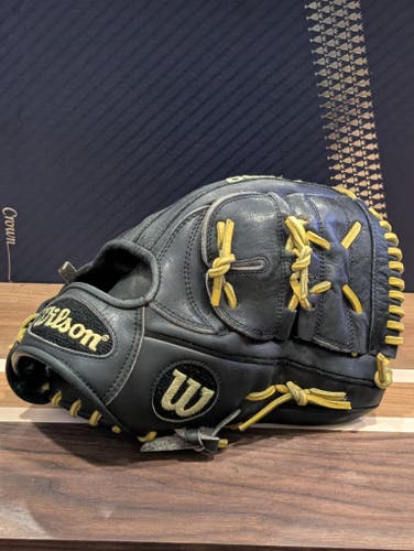 Wilson RH Pitcher's A2000 Baseball Glove 11.75" (Used)