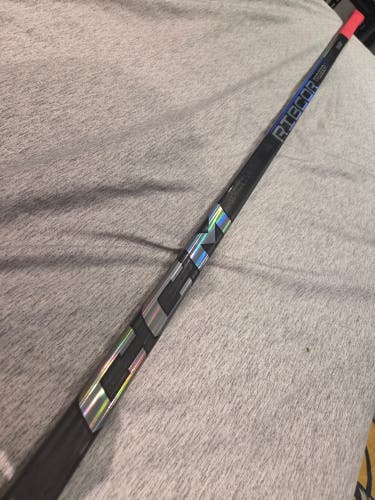 Senior CCM Ribcor Trigger 9 Right Handed Hockey Stick P28 75 Flex (New)