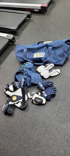 Used CCM JR KIT GLV ELB PANT SHLDR Youth Shoulder Pads SM 11497-C000154139