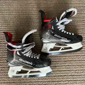 2024 Bauer Vapor X5 Pro Hockey Skates Size 5.5 (Used)