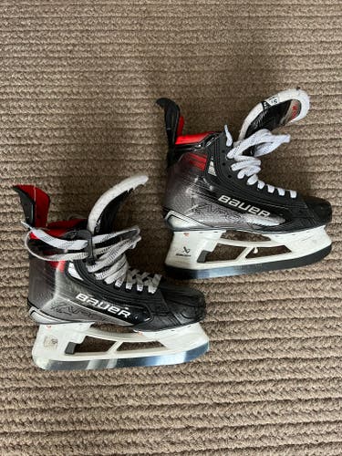 2024 Bauer Vapor X5 Pro Hockey Skates Size 5.5 (Used)