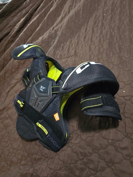 Men's Large Youth CCM XF Pro Shoulder Pads (Used)