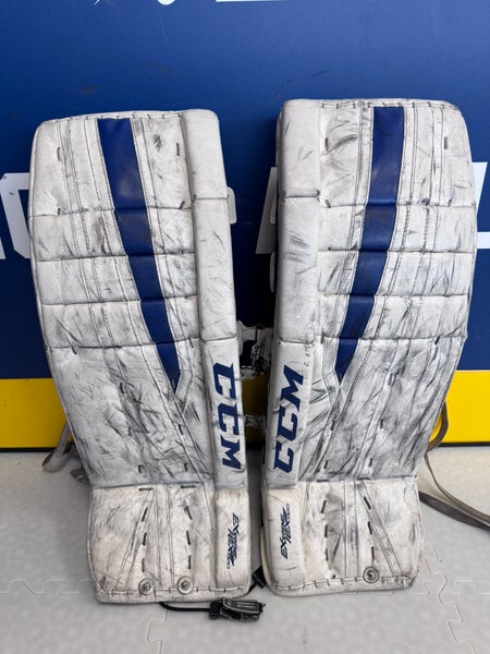 White 32" Senior CCM Extreme Flex 860 Goalie Leg Pads (Used)