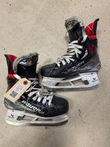 Junior Bauer Vapor X5 Pro Hockey Skates Extra Wide Width Size 2.5 (Used)