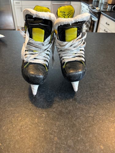2018 Bauer Supreme S29 Hockey Skates Regular Width Size 2.5 (Used)