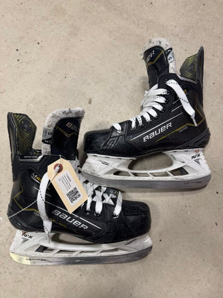 Intermediate Bauer Supreme M40 Hockey Skates Size 5 (Used)