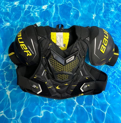 Medium Junior Bauer Supreme 3S Shoulder Pads (Used)