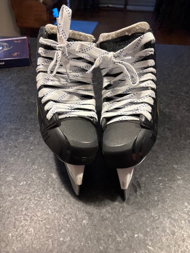 2020 CCM Super Tacks 9370 Hockey Goalie Skates Regular Width 7.5 (Used)