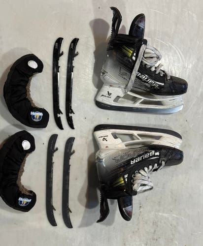 New Bauer Regular Width 8.5 Vapor Hyperlite Hockey Skates