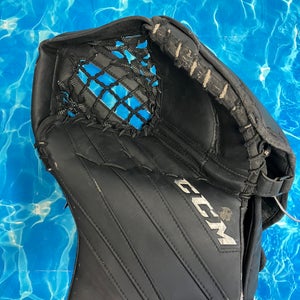 Black Intermediate CCM Extreme Flex 5.9 Goalie Glove (Used)