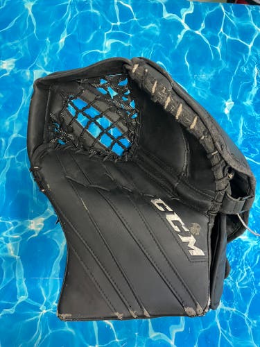 Black Intermediate CCM Extreme Flex 5.9 Goalie Glove (Used)
