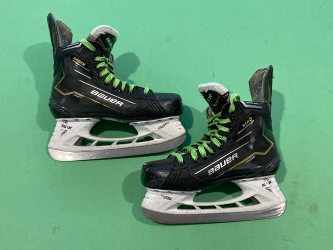 Intermediate Bauer Supreme M40 Hockey Skates Size 5 (Used)