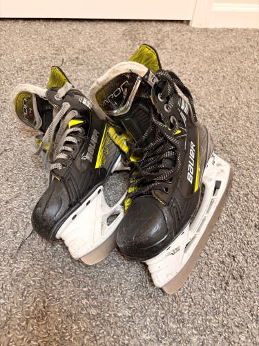 2023 Bauer Vapor X4 Hockey Skates Regular Width Size 3.5 (Used)