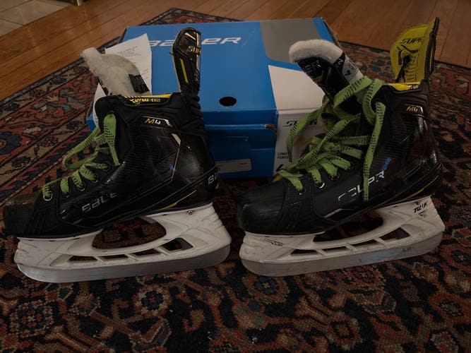 2022 Bauer Supreme M4 Hockey Skates Regular Width Size 4 (Used)