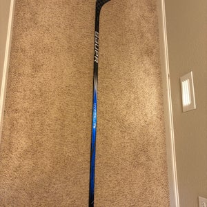Senior Bauer Vapor Hyperlite 2 Right Handed Hockey Stick P28 77 Flex (New) 2" Factory Extension
