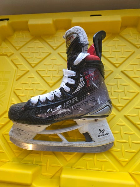 Bauer Vapor X5 Pro Hockey Skates Regular Width Size 1.5 (Used)