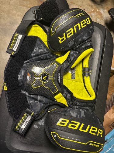 Medium Youth Bauer Supreme Mach Shoulder Pads (Used)