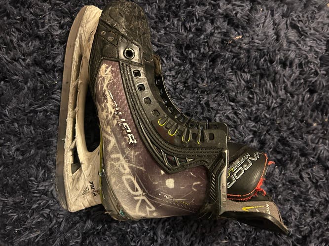 2021 Bauer Vapor Hyperlite Hockey Skates Regular Width 5 (Used)