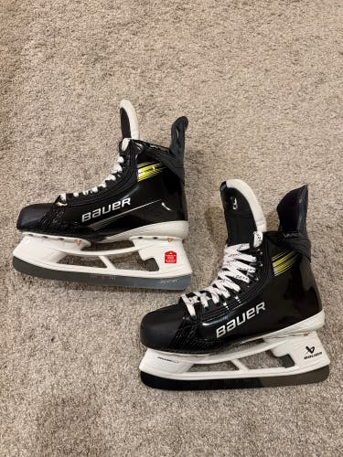 Bauer Vapor Hyperlite 2 Hockey Skates Wide Width Pro Stock 9 (New)