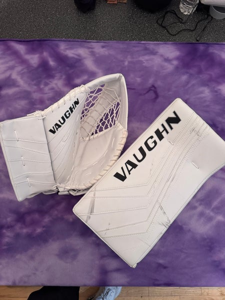White Senior Vaughn Slr2 pro Goalie Gloves & Blockers Regular (Used)