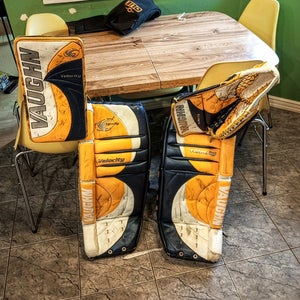 34" 2000 Vaughn Velocity V2 Regular Goalie Full Set (Used)