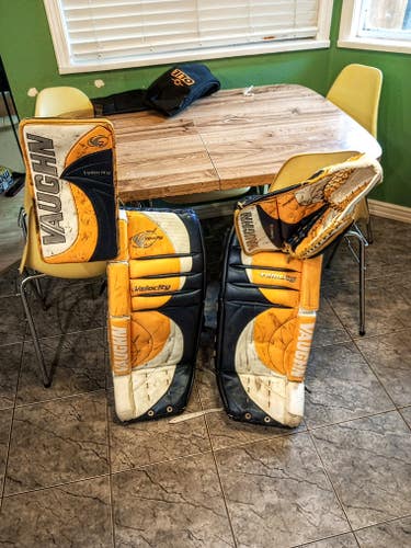 34" 2000 Vaughn Velocity V2 Regular Goalie Full Set (Used)