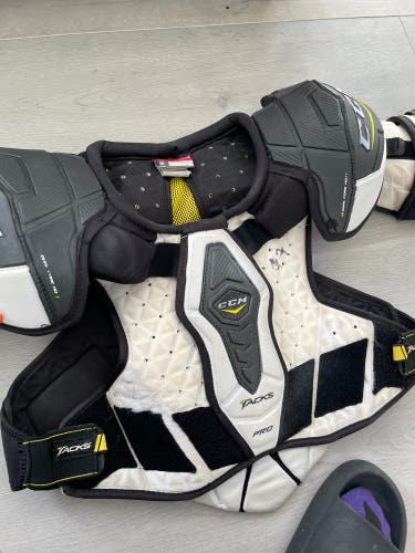 Medium Senior CCM Tacks Pro Shoulder Pads (Used)