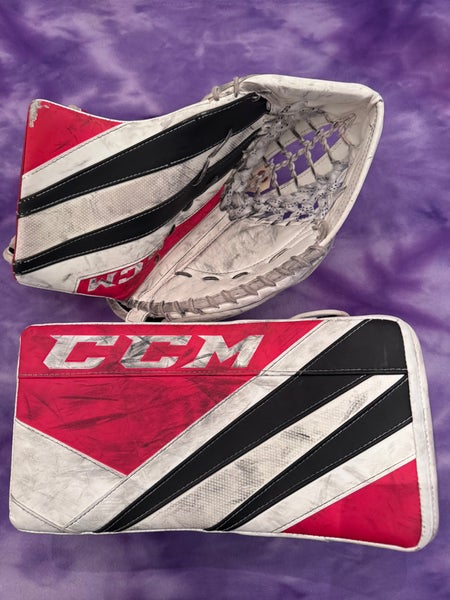 White Junior CCM Extreme Flex E5.5 Goalie Gloves & Blockers Regular (Used)