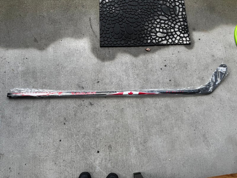 Pro Custom Senior Bauer Vapor FlyLite Left Hand Hockey Stick P28 (Kucherov) 77 Flex